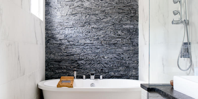 vrijstaand bad in badkamer